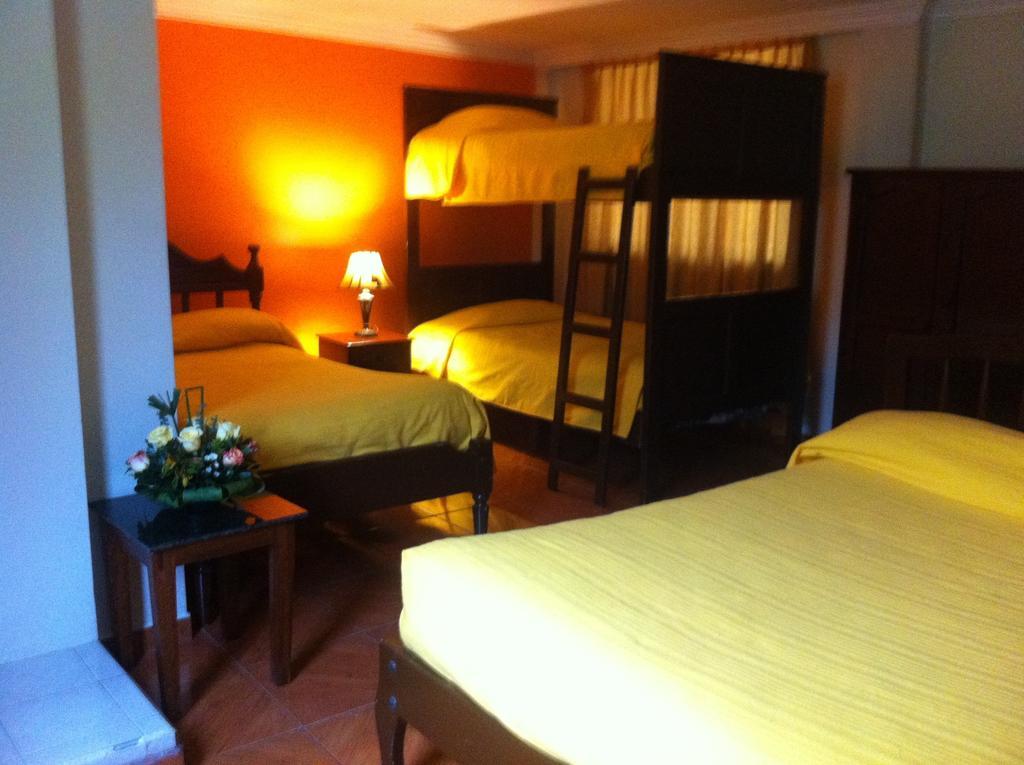 Hotel Margarita 2 Quito Room photo